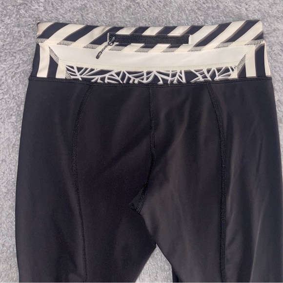 Lululemon Run: Inspire Crop II Black/Pretty Palm Angel Wing/Su14 Quilt 36 Size 4 - Picture 3 of 5